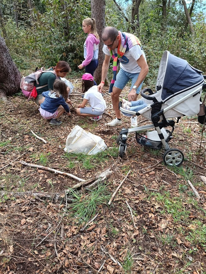 Laboratorio creativo nel bosco con raccolta o utilizzo di materiali naturali in un'attivita' condivisa tra adulti e bambini.