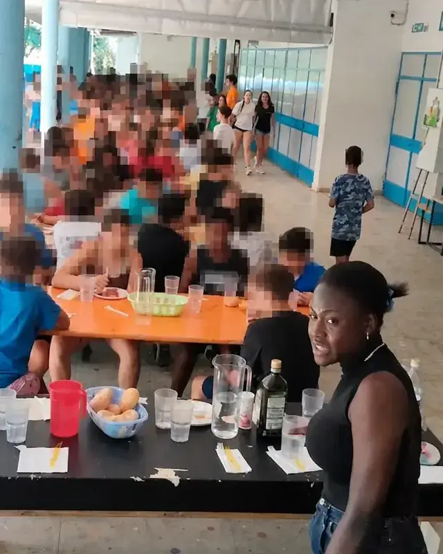 Il grande gruppo del CRE è riunito all’aperto durante una pausa.