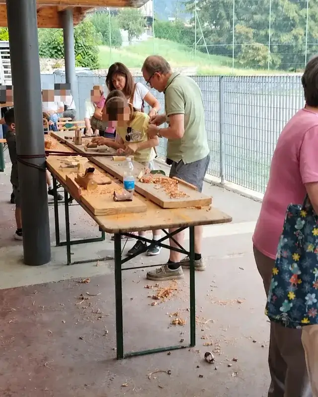 Vista d’insieme dei tavoli occupati dai partecipanti al laboratorio.