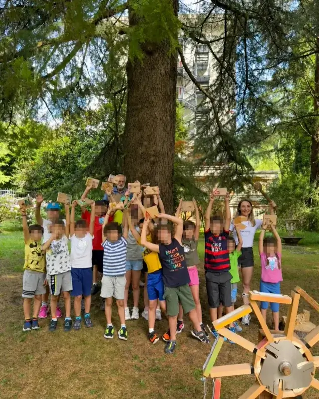 Il gruppo posa nel parco mostrando le costruzioni realizzate.