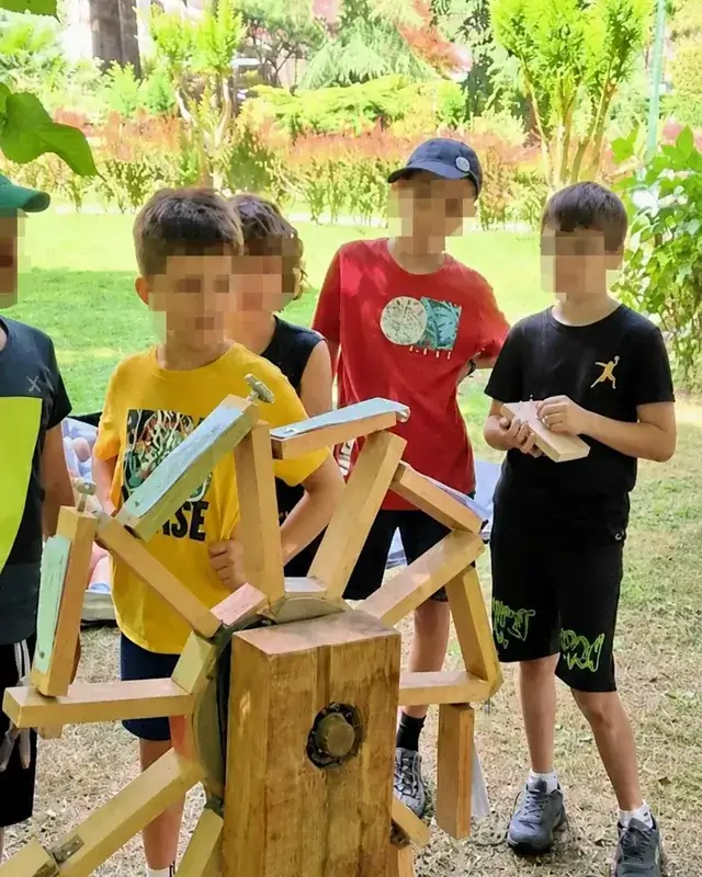 Una ruota illustrata e varie forme di legno sono presentate al gruppo.
